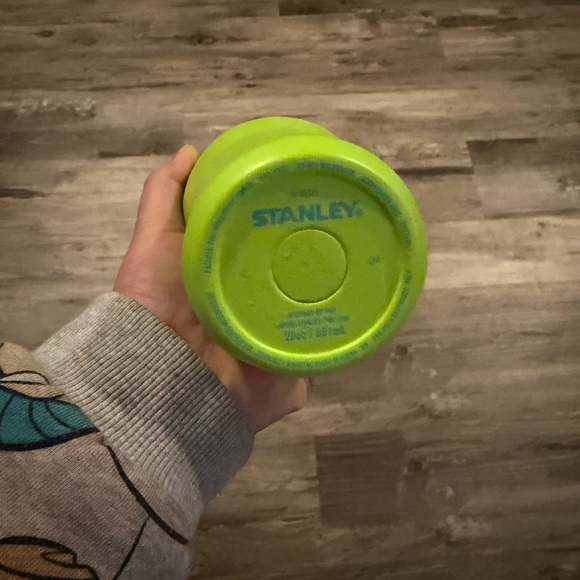 20oz Authentic Stanley Flip Top - Scratch and Dent Amazon Pallet - Picture 2 of 3